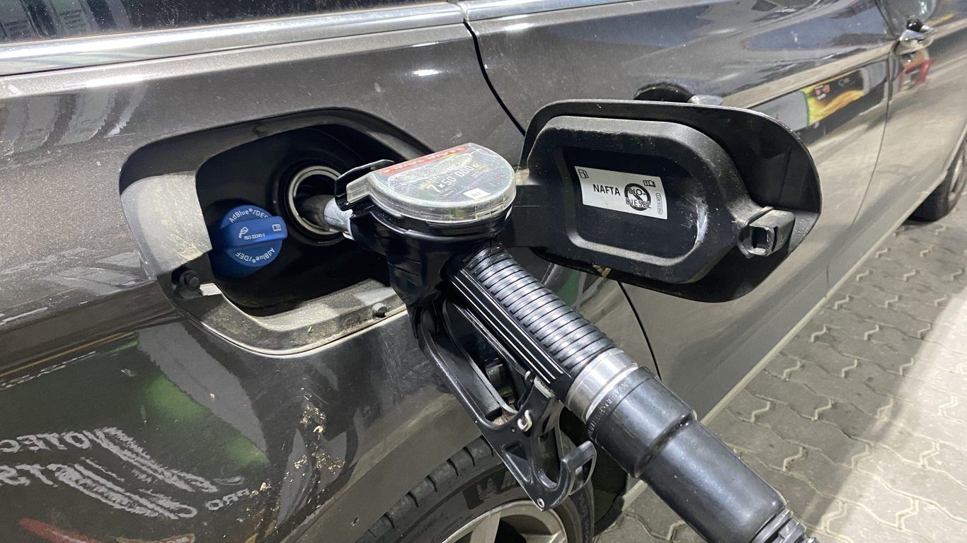 Kdo tankuje nádrž až do plna, dělá (možná nevědomky) obrovskou chybu. Palivo „navíc“ může fatálně poškodit auto