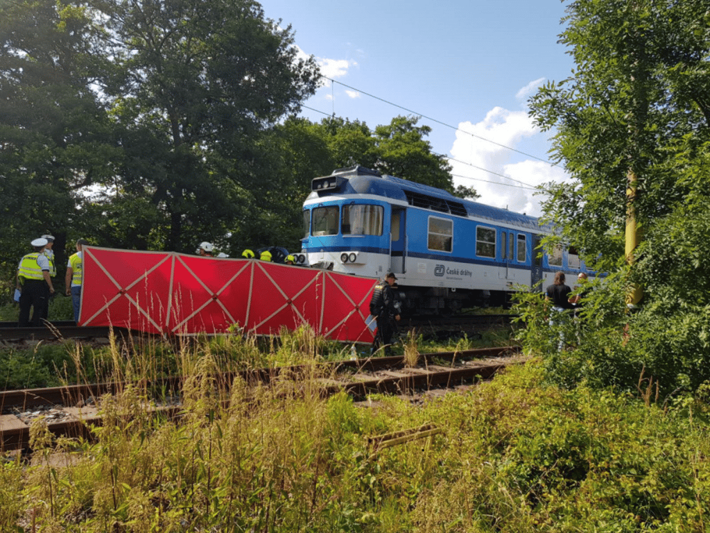 Vlak mezi Třebechovicemi a Týništěm nad Orlicí srazil člověka