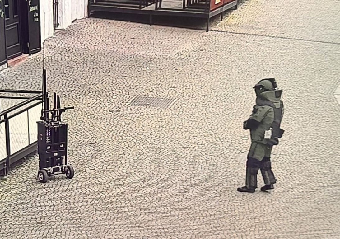 Ostrý zásah pyrotechnika u pomníku Díky, Ameriko. Nacházel se tam podezřelý kufr