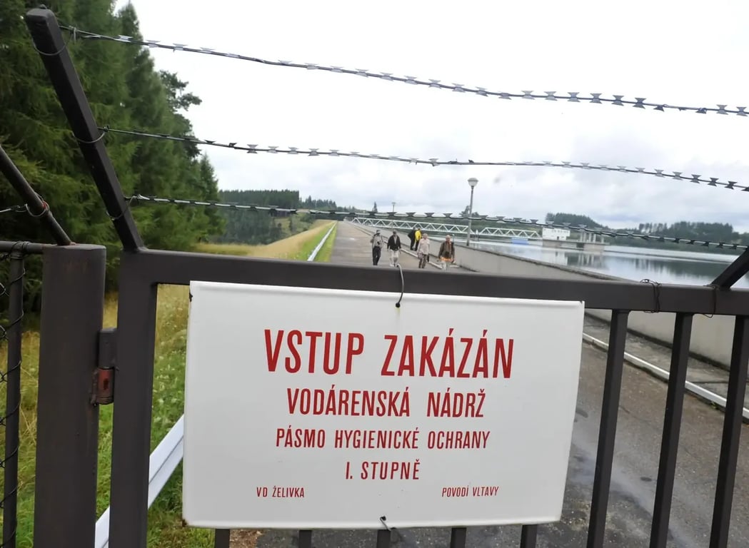 Toto děsivé betonové monstrum stojí uprostřed naší nejkrásnější přehrady. Před Čechy se to tají, vstup je přísně zakázán