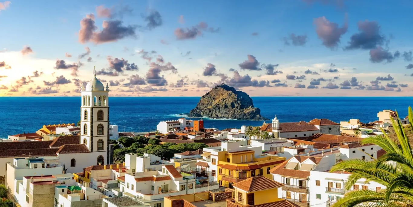 Přístavní historické město Garachico, pohled na věž tyčící nad městem a mořem