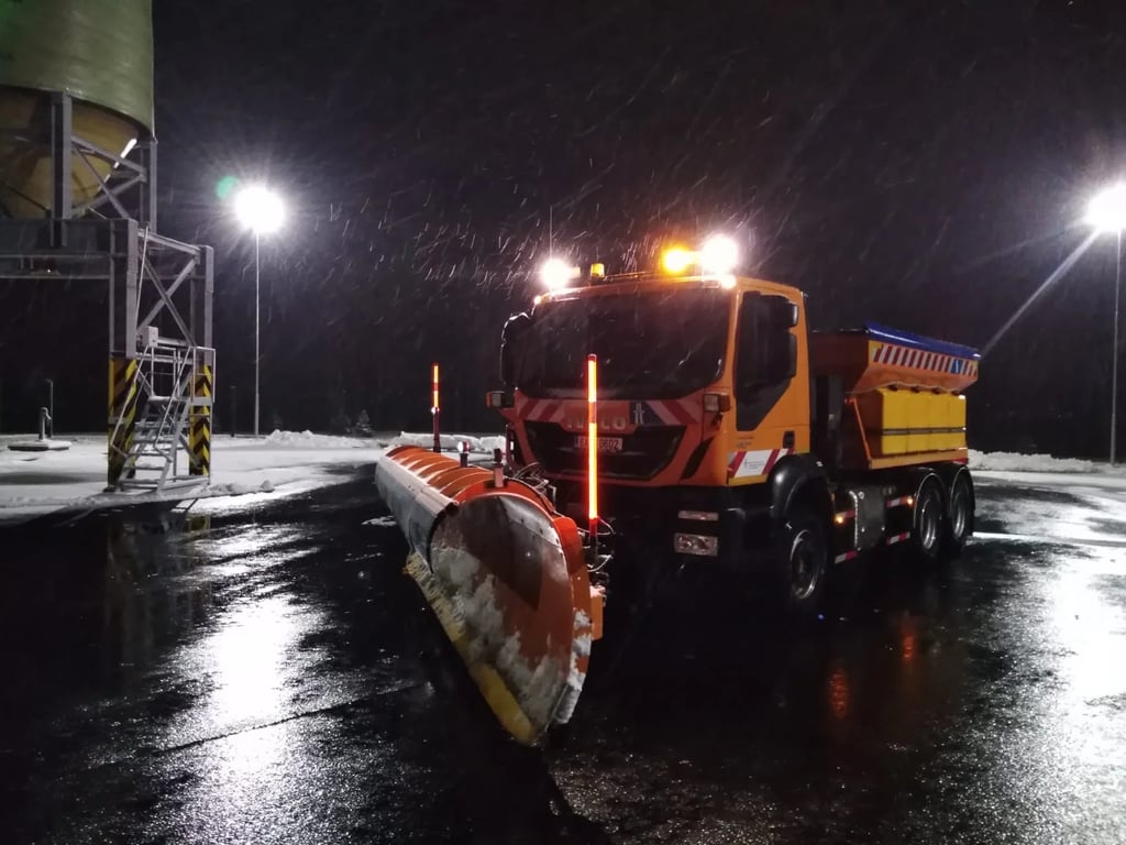 Silnice se mění v laboratoř. ŘSD nasazuje stroje s tryskami, které prý zvládnou i ledovou bouři.