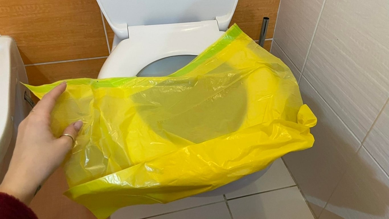 Chemické prostředky už nekupuju. Ucpaný záchod vyřeším obyčejným pytlem a za dvě minuty je po problému