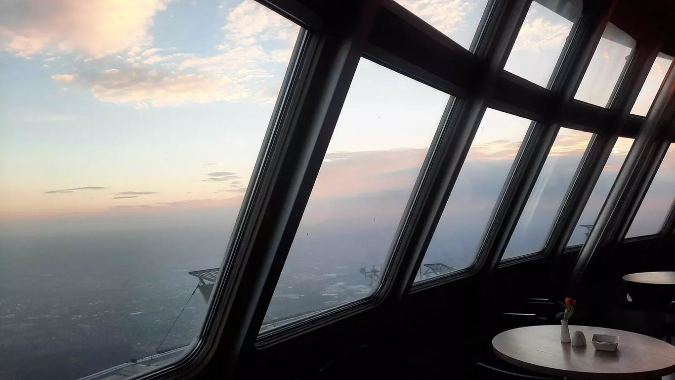 Pohled z oken restaurace hotelu a vysílače Ještěd