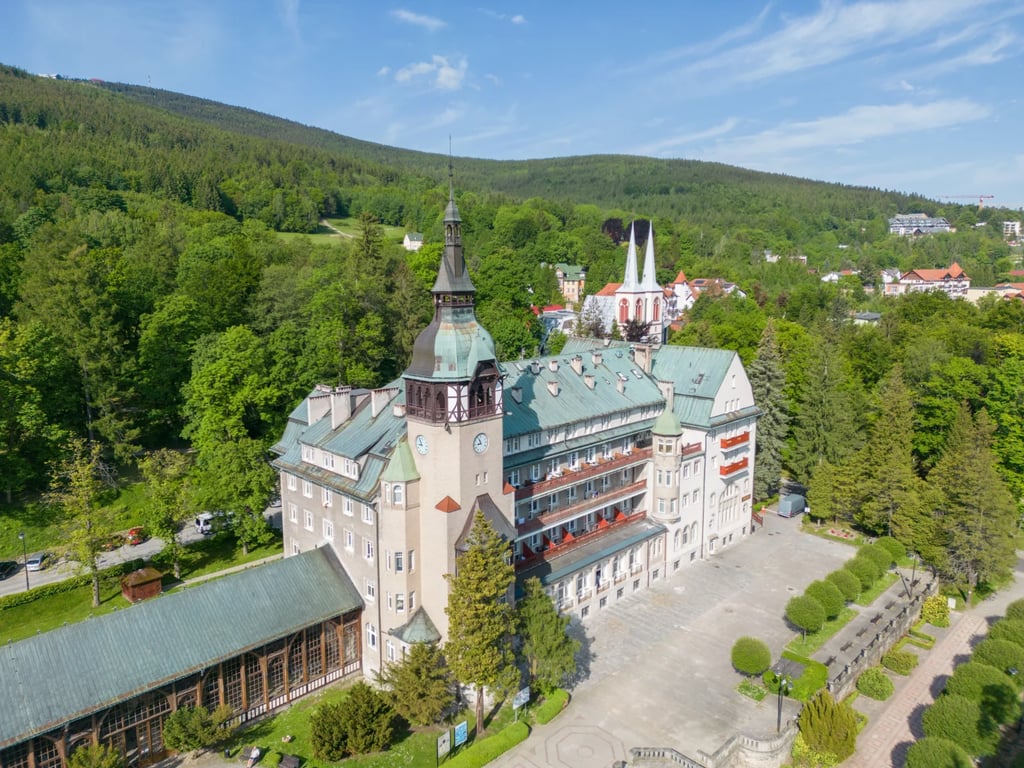 Karlovy Vary blednou závistí: Tady vás vyléčí za pár korun a přitom si připadáte jako v pohádce