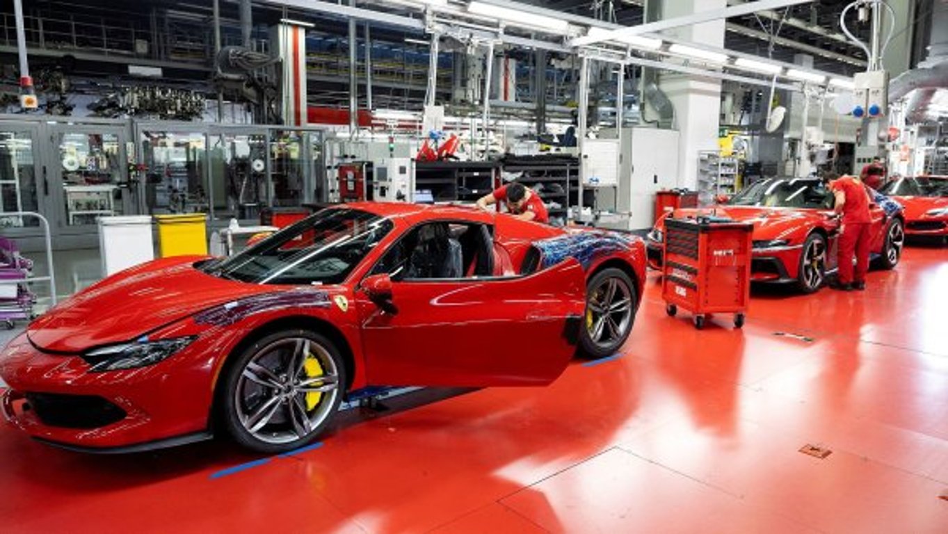 Ferrari Elettrica. Slavná automobilka ukázala svůj první elektrický model, její akcie po oznámení výhledu tržeb klesly