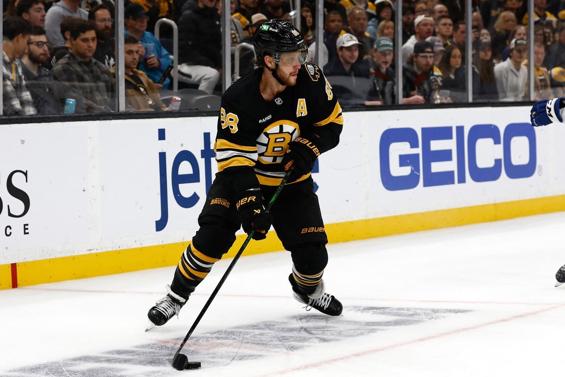 Pastrňák dvakrát bodoval, přesto se Boston dál potápí. Tomášek má v NHL první trefu