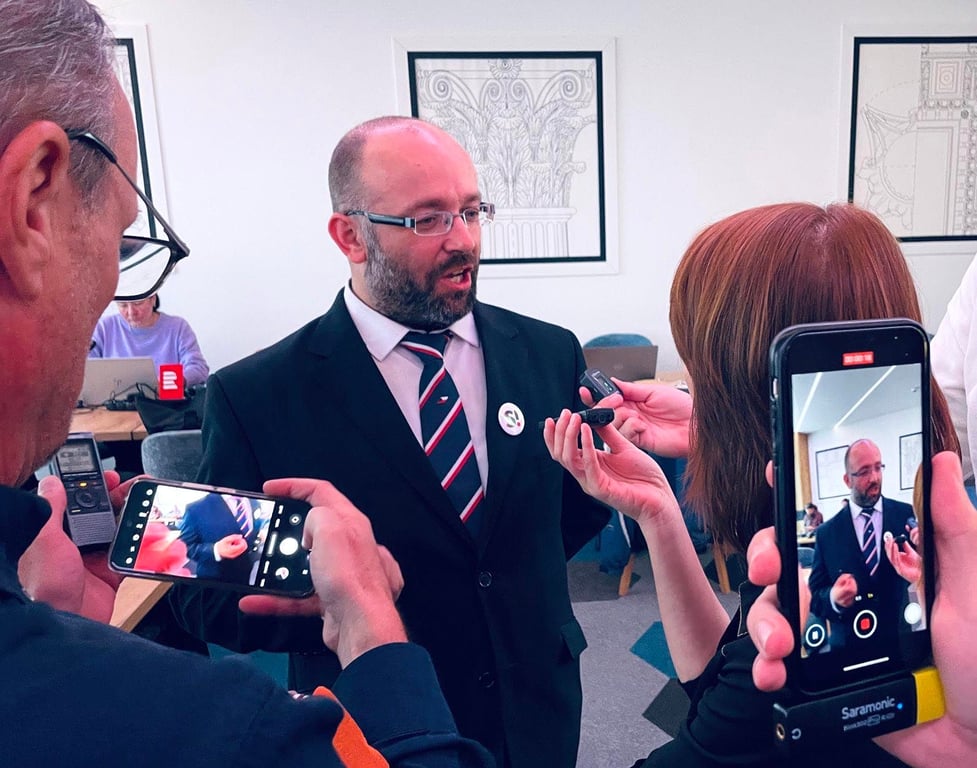 "Tady máte na jízdenku do Moskvy, nevracejte se." Vidlákův účet plní drobné příspěvky