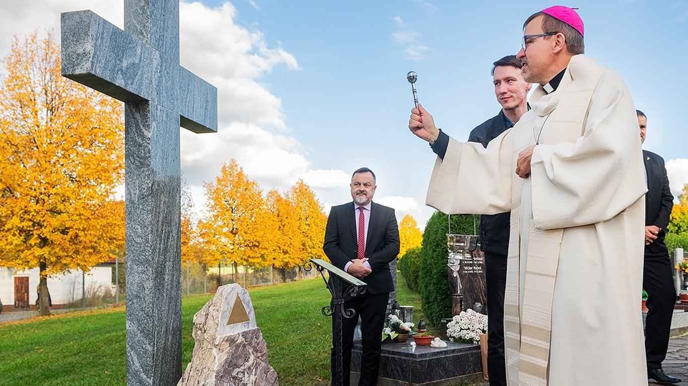 Na hřbitovech je možné zapálit svíčku za ty, jejichž hrob je vzdálený či neznámý