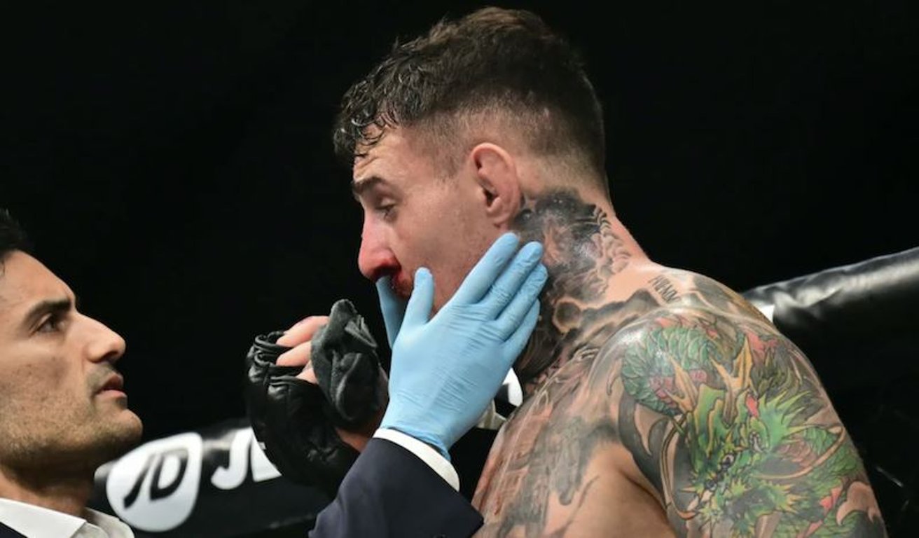 Titulová bitva v Abú Dhabí skončila katastrofou, šéf UFC sepsul šampiona