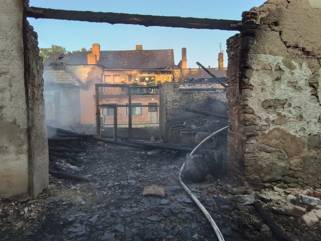 Patnáct lidí v Milíčově uteklo před plameny. V noci tam hořel dům a stodola