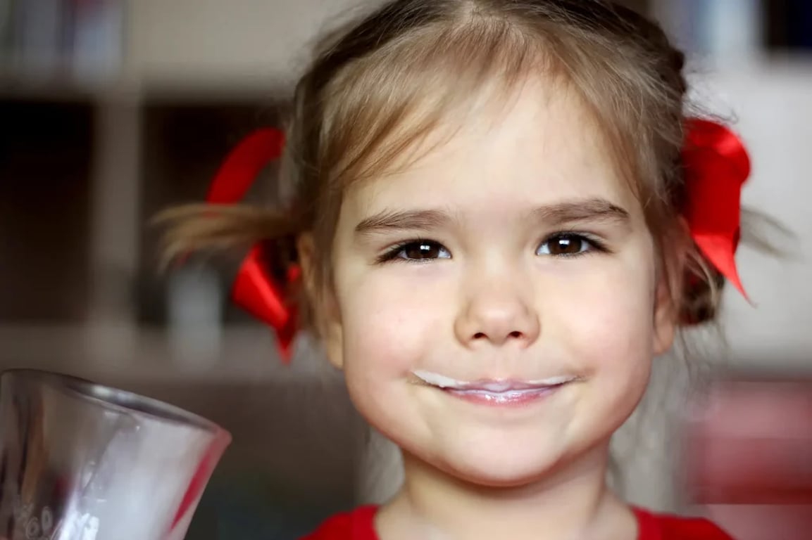 dívka má od mléka krásný mléčný knír