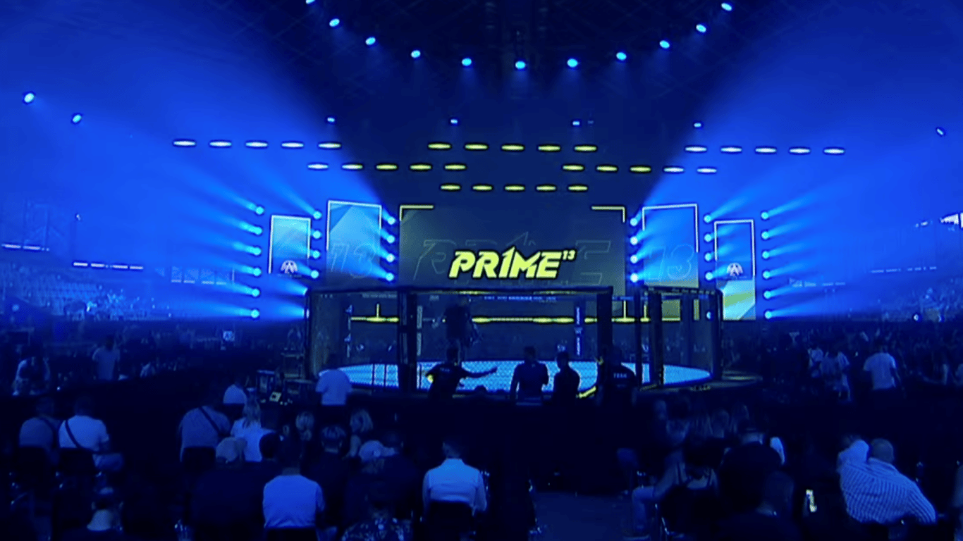 Dvě mouchy jednou ranou. Bojovník MMA sundal soupeře i kameramana