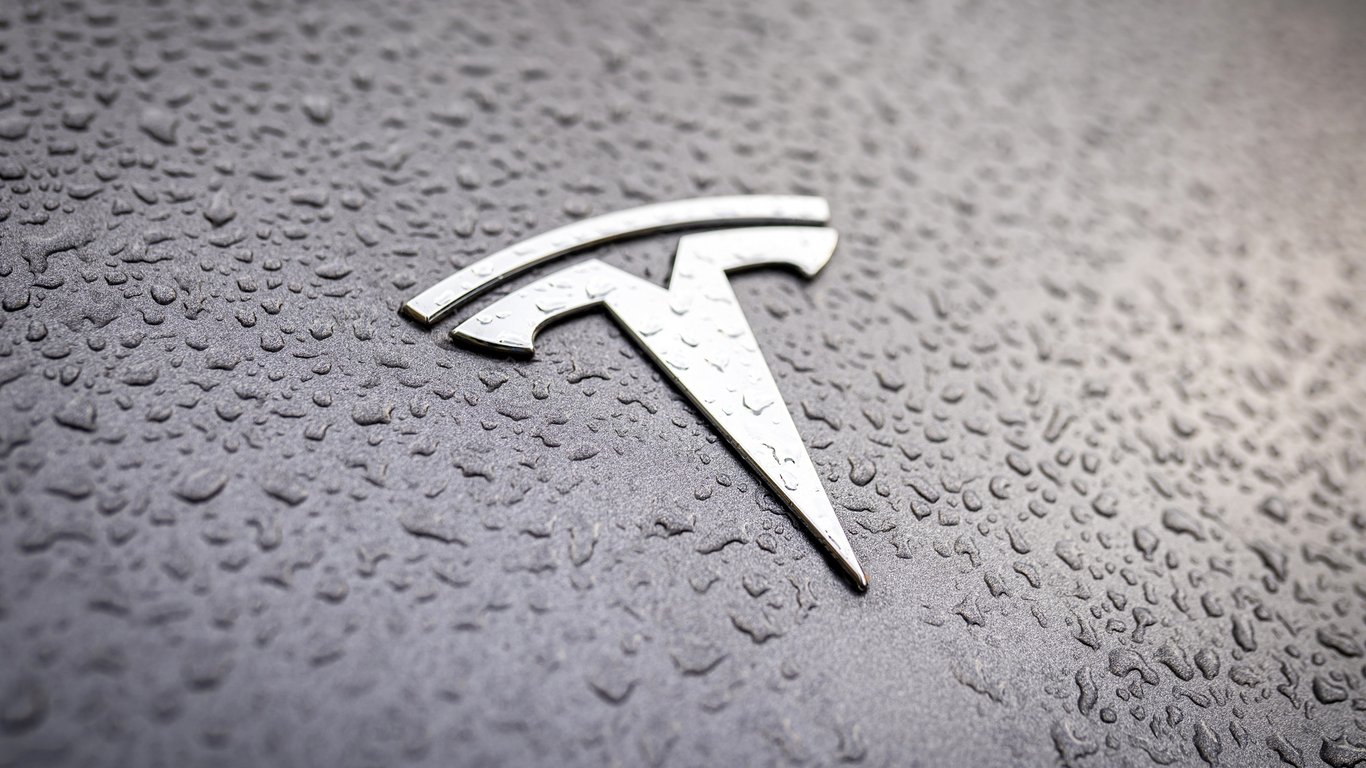Tesla chce Evropanům řídit auto. Ale její systém má zásadní problém