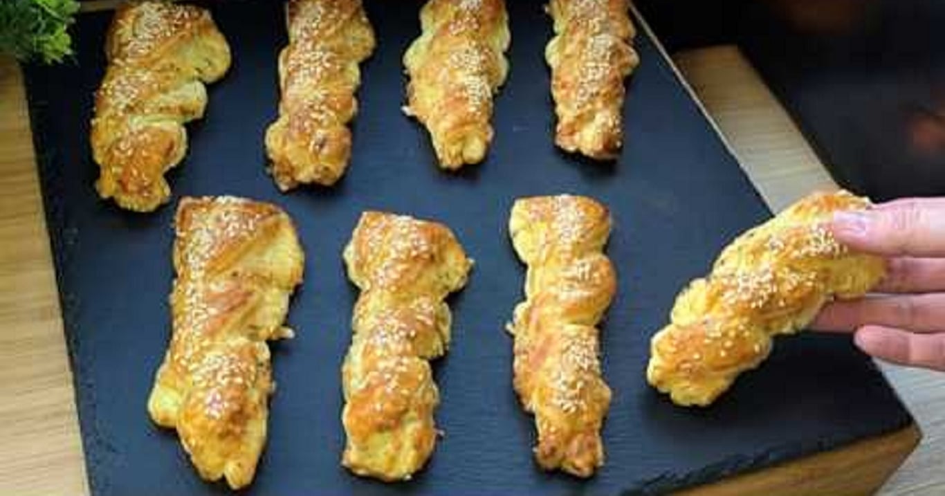 Tyto excelentní sýrové tyčinky z listového těsta dělám na každou oslavu – jsou do 10 minut hotové a stačí na ně jen 5 surovin