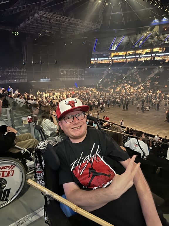 Nemoc mění Petra postupně v kámen. Nyní žádá člen kapely The Tap Tap o pomoc