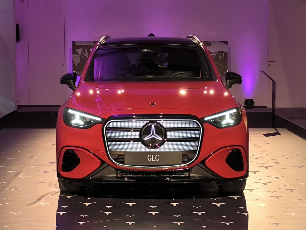 Nový Mercedes GLC byl na skok v Praze. Názorně ukázal, co znamená mít otevřený účet