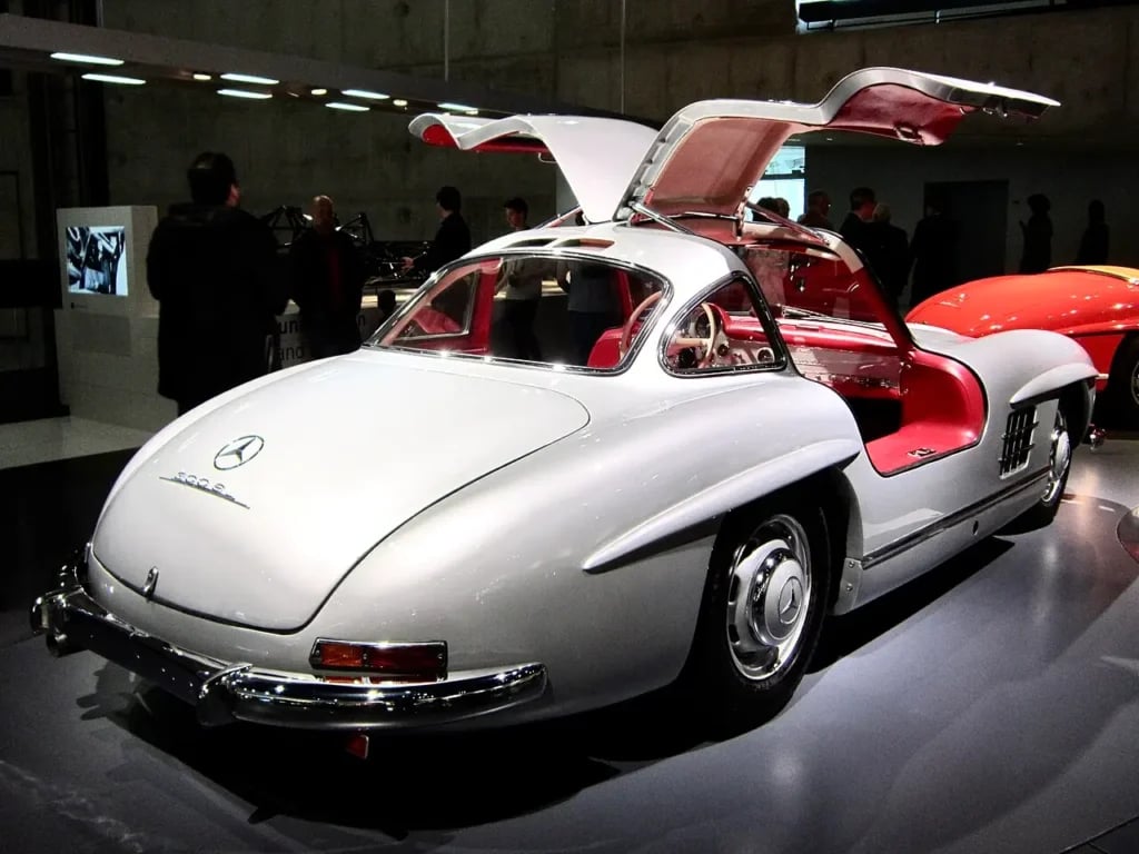 Mercedes Benz 300 SLR Uhlenhaut Coupé s otevřenými křídlovými dveřmi a červeným interiérem vystavený v muzeu značky ve Stuttgartu
