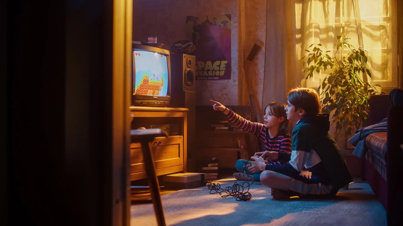 Děti v dětském pokoji u televize