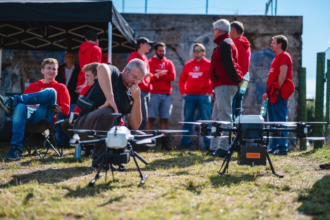Čeští vědci ukázali budoucnost bojiště: roj dronů řízený AI plní mise bez zásahu člověka