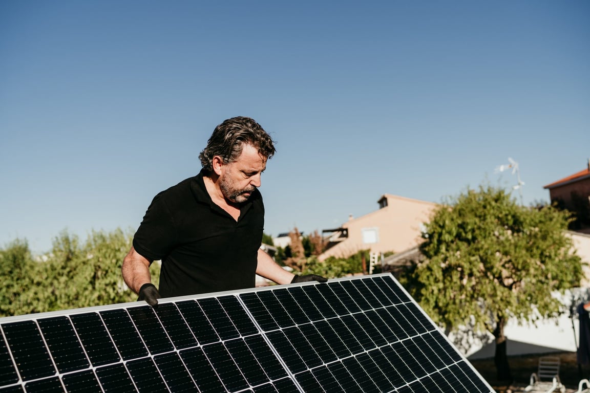Češi, kteří mají na střeše fotovoltaiku se musí připravit na tuto povinnost: pokud ji nesplní, hrozí jim vysoká pokuta