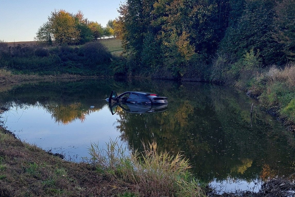 Kuriózní havárie na Žďársku: Porsche skončilo v rybníku, škoda je sedm set tisíc