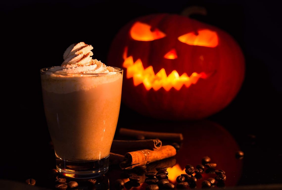 Horký podzim v kelímku. Dýni v dýňovém latté nehledejte, jen speciální směs koření