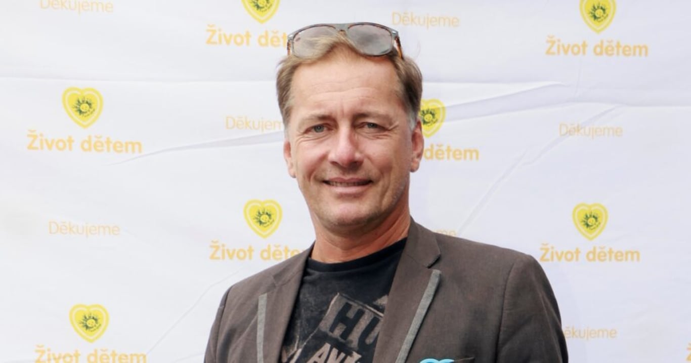 Petr Vondráček se mění před očima: Oblíbený herec je po boku Šárky Vaňkové k nepoznání
