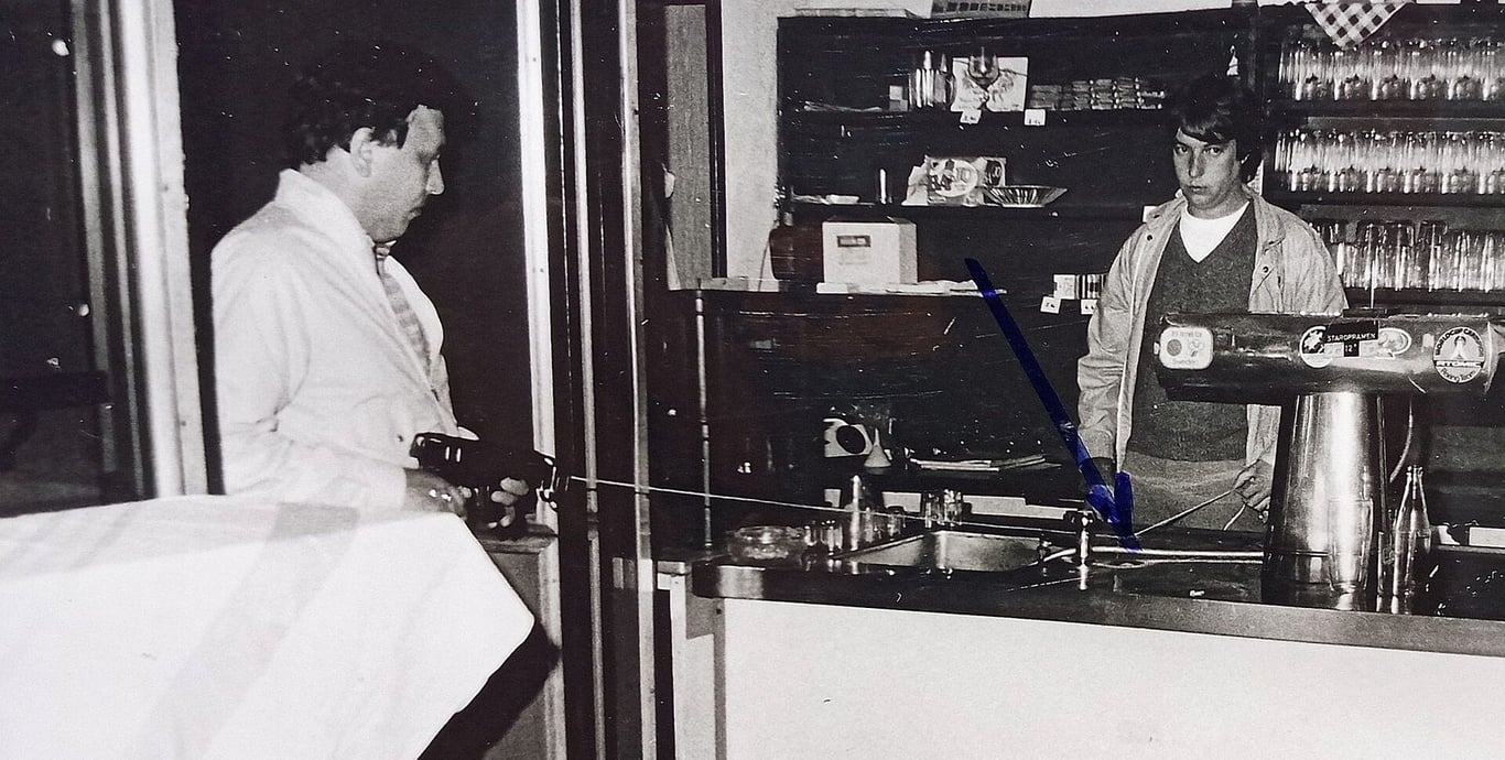 Estébák vešel do hospody se samopalem. Rozstřílel číšníka a utekl