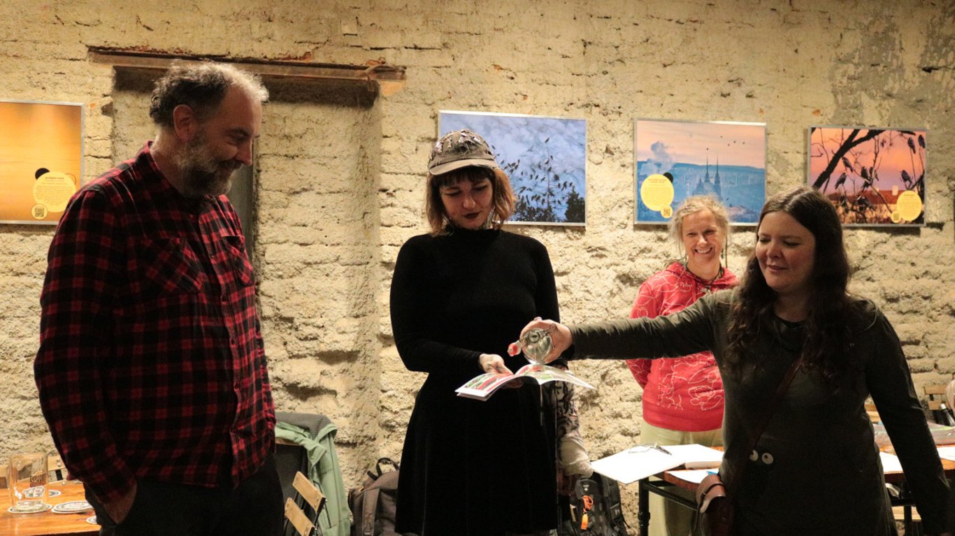 Ornitologové pokřtili komiks o brněnské lanovce, chystají havraní hlídku