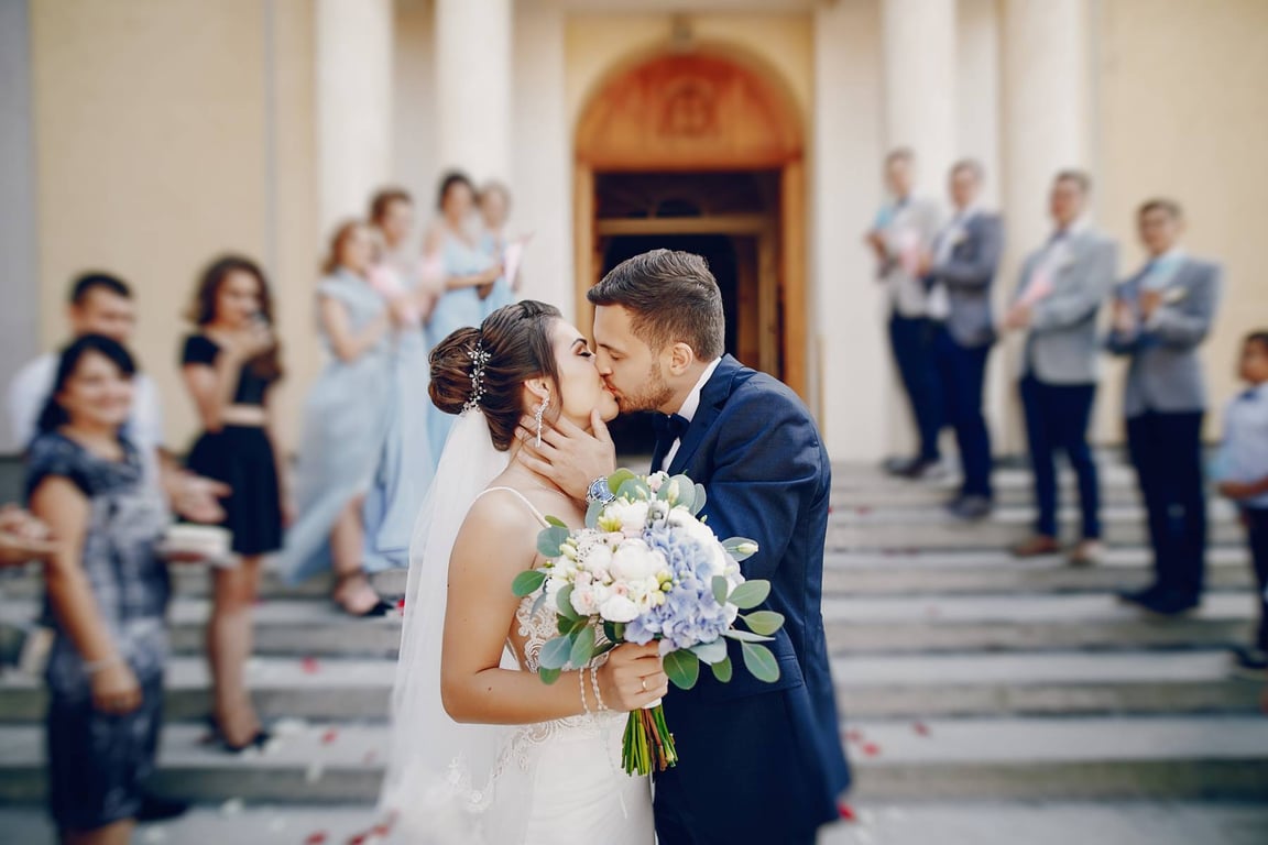 Zaměstnanci mají nově nárok na víc volna při svatbě, úmrtí i hledání práce. Změny platí už od června