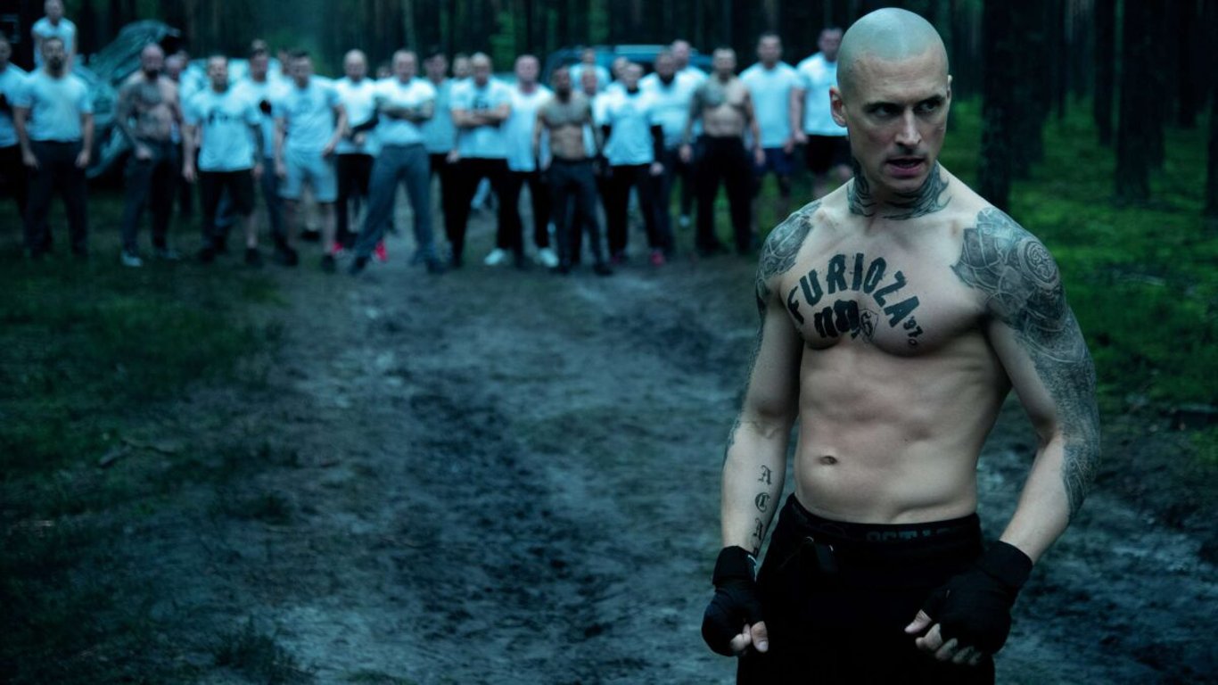 Svržení vůdce extremistů se zvrtne ve smrtící akci. Na Netflix míří pokračování polského filmu o agresivním pašeráckém gangu chuligánů
