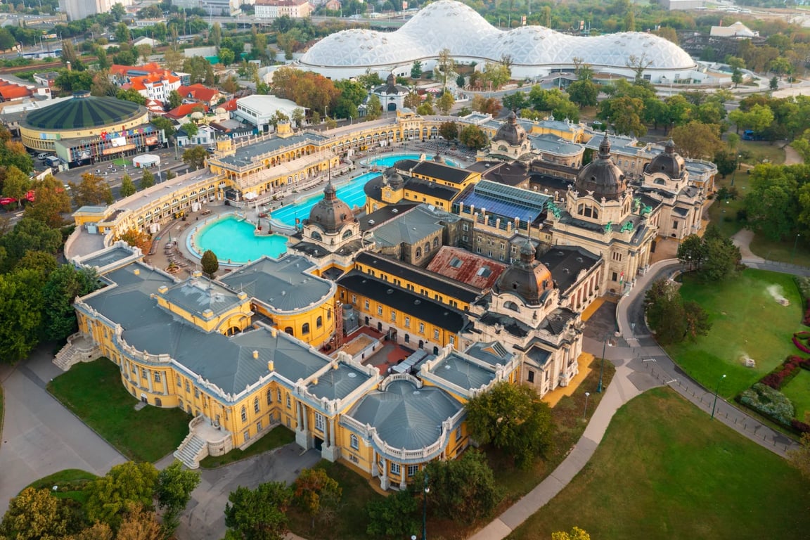 Město, kam jezdí davy turistů, skrývá ohromný poklad. Největší lázně světa tu leží doslova za rohem.