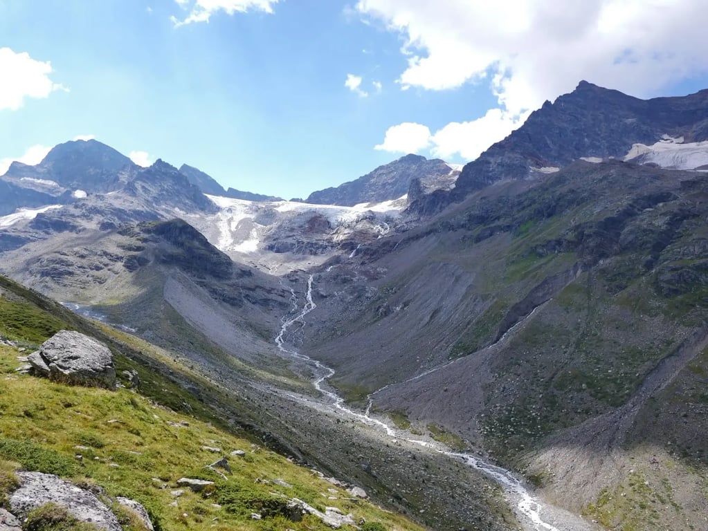 Švýcarské úřady varují. Hory v oblíbené lyžařské oblasti se rozpadají a hrozí zřícení