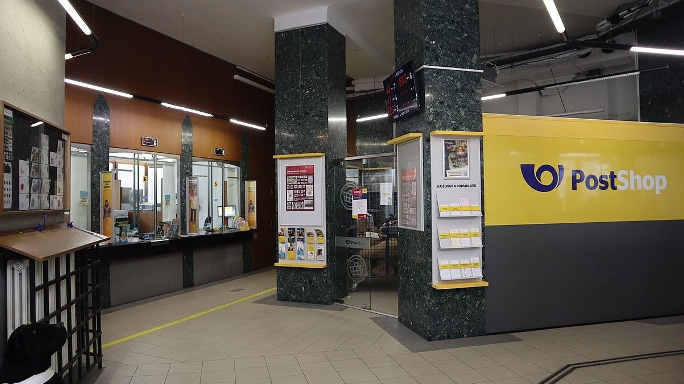 Česká pošta chce po lidech další peníze. Za výběr hotovosti nyní účtuje mastný poplatek