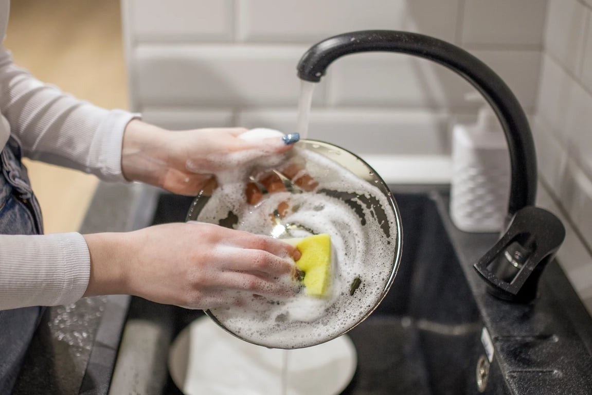Houbičky končí. Tento nový trik z kuchyně si ženy pochvalují, nádobí se leskne jako nikdy předtím