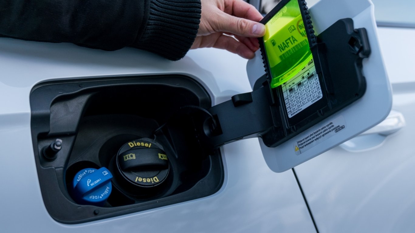 Automechanik přiznal, jak podvádí: „Dělám to schválně a účtuji si za to nemalé peníze.“ Deaktivuje systém, který je v autě povinný