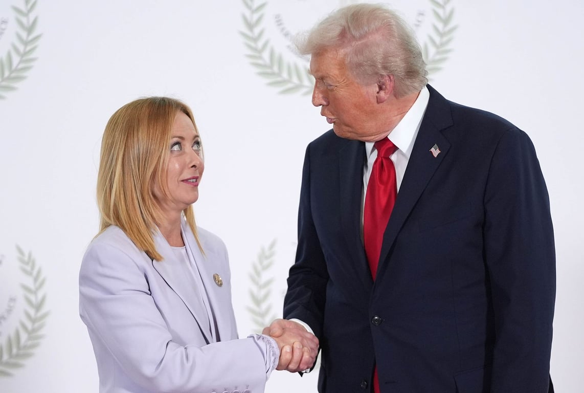 Trump lichotil Meloniové, urazil Starmera a dal si "páku" s Macronem