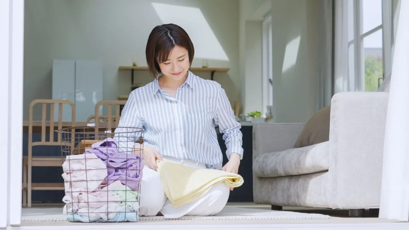 Jak skládat napínací prostěradlo. Bleskový japonský trik je nejlepší a ušetří spoustu místa