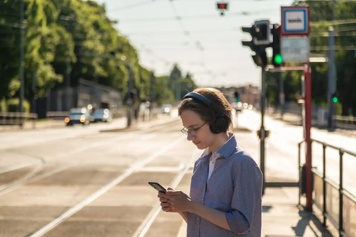 Tuhle aplikaci má v telefonu každý třetí Čech. Málokdo tuší, že sleduje každý váš krok a vydělává na tom