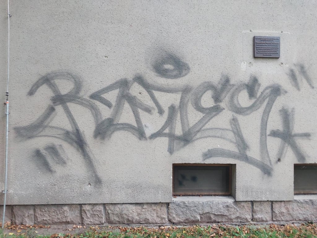 Policisté chytají v Nové Pace sprejera, berou i anonymní oznámení