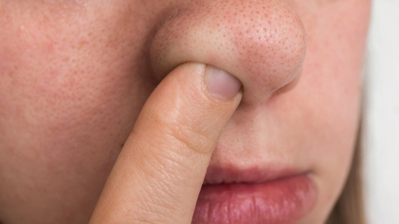 Dloubal se v nose a zadělal si na vážnou nemoc. Nechutný zlozvyk může mít děsivé následky, varují lékaři