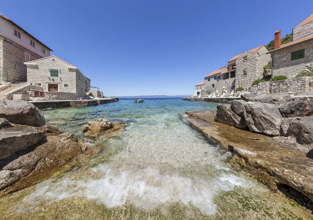 Přelidněná pláž plná turistů. Jen kousek vedle ale čeká místo, které připomíná Karibik bez lidí.