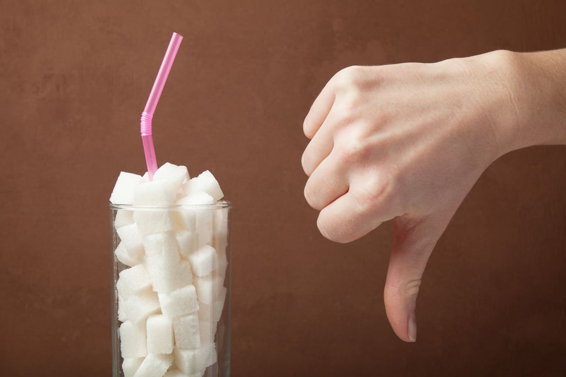 Cukr nás karamelizuje zevnitř, urychluje stárnutí. Snadný test ukáže, jak na tom jste
