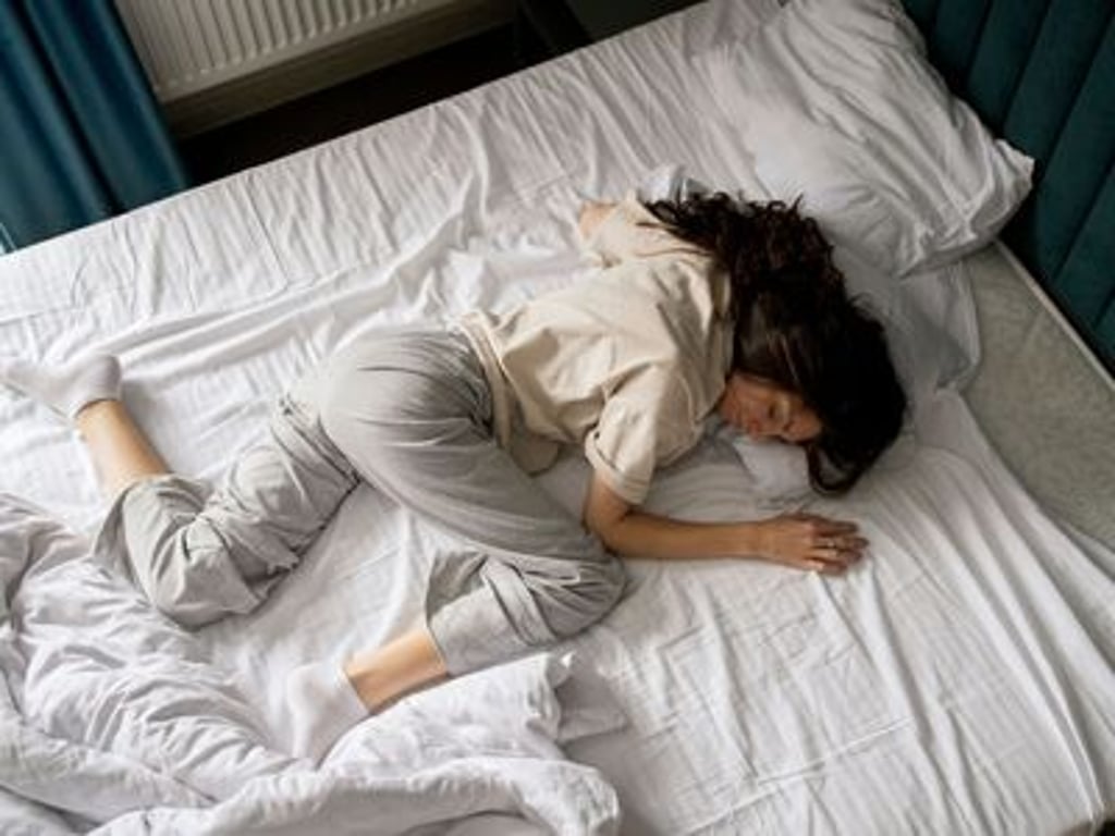 Při usínání děláme fatální chybu. Co říkají nová data o spánku Čechů