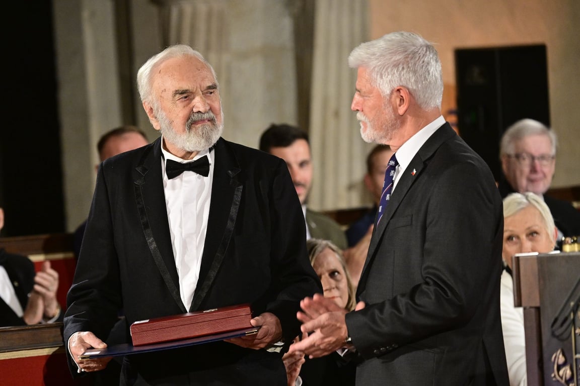 Svěrák a Drábová mezi oceněnými. Ve Vladislavském sále se udělují státní vyznamenání