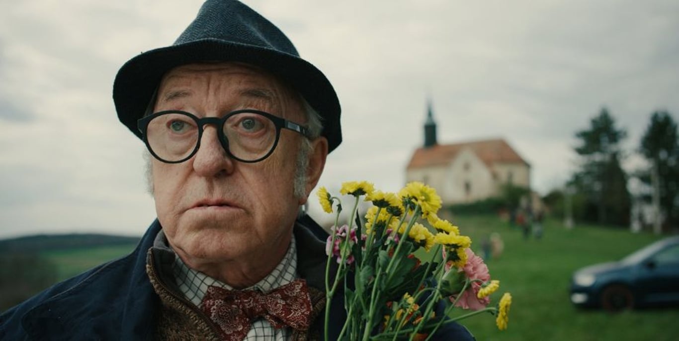 Herec Jiří Lábus ve filmu Milion vyhlásí soutěž o první narozené vnouče