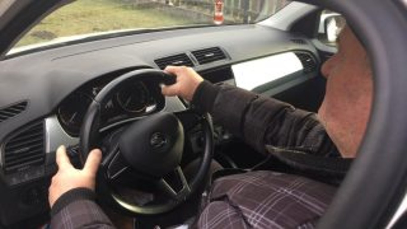 Důchodcům, kteří řídí auto hrozí pokuta 5 000 Kč i zákaz řízení. Stačí, že zapomněli na jedinou věc a už se vezou