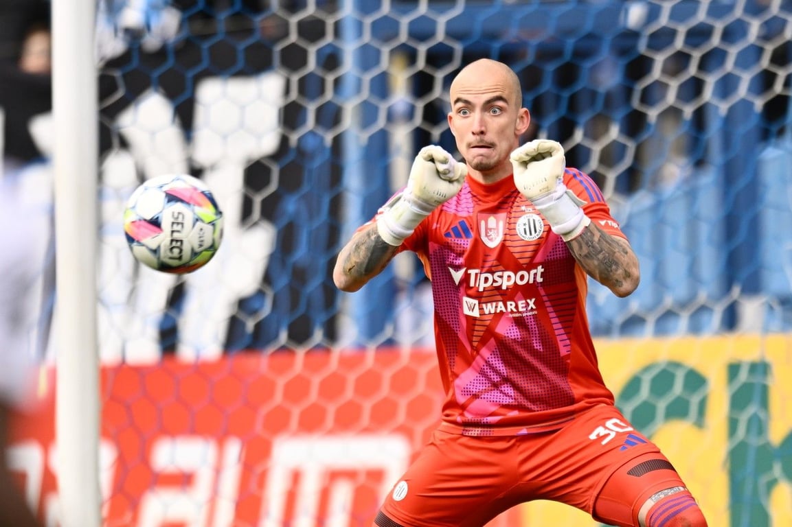 Zpráva z Benátek ho zlomila, v Albánii kouzlí. A na dělbuchy už Janáček dává pozor