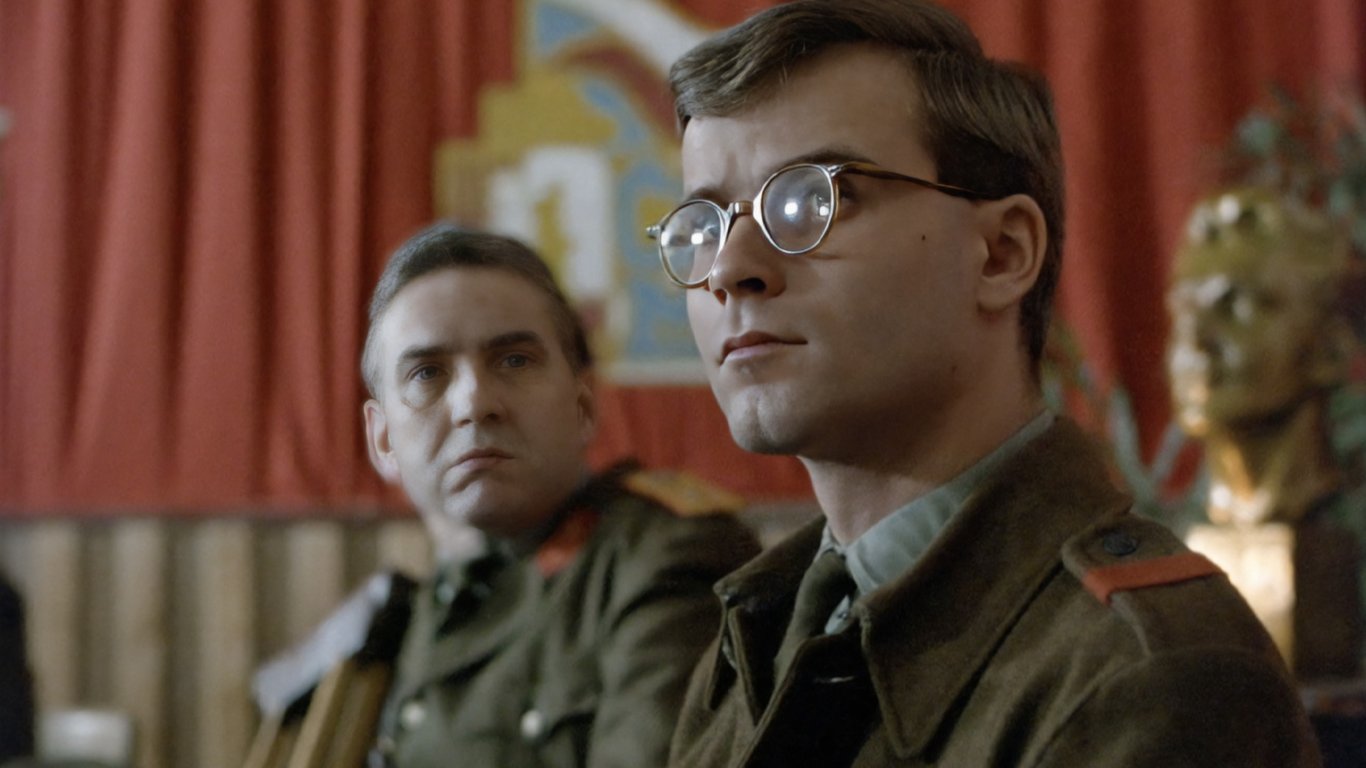 Tankový prapor: Flirt na place, hádky mezi herci a intimní scéna, kterou sousedi sledovali z oken